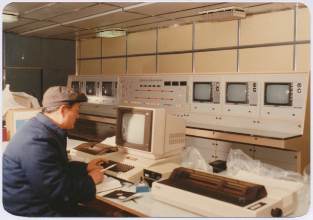 1985年3月神光装置应有AppleII微电脑对设备摆布图进行准直测试（中央监控室）（提供者：周忠益）