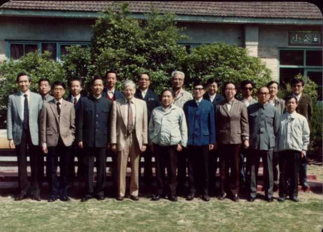 1987年《中国激光》海外编委、诺贝尔奖获得者布隆姆伯根访问光机所与所领导、编辑合影（提供者：杨蕾）
