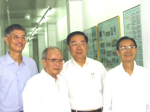 2001年8月21日，王大珩院士和母国光院士参观中国科学院上海光机所强光光学重点实验室（提供者：强光实验室）