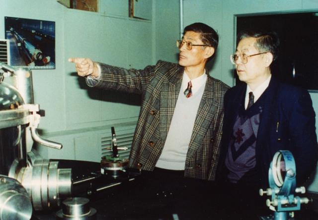 1996年4月4日，全国人大副委员长、中国科学院前院长周光召院士（右一）视察强光光学开放研究实验室（提供者：强光实验室）
