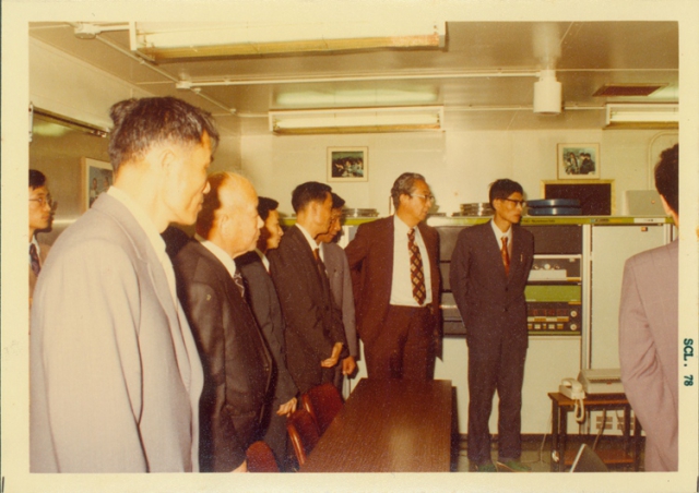 1978年中国科学院激光核聚变考察组成员访问日本大阪大学激光工程研究所激光核聚变实验室（提供者：强光实验室）