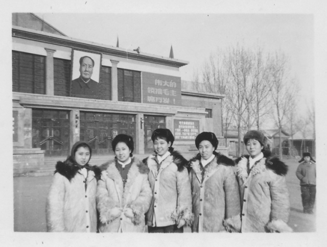 1969年12月包钢文艺小分队成员（左起卢晓蓓、钱爱娣、曹根娣、李爱莲、周善钰）（提供者：曹根娣）