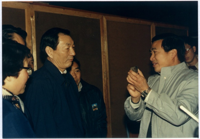 1990年3月1日朱镕基同志视察五千瓦二氧化碳激光器实验室（提供者：程兆谷）