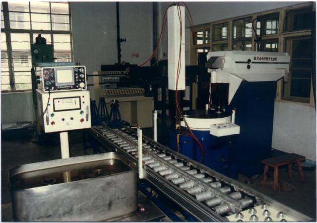 1992年6月3日五千瓦二氧化碳激光器、导光系统和焊接工艺的我国第一条激光焊接汽车齿轮生产线在南昌齿轮厂通过验收（提供者：程兆谷）
