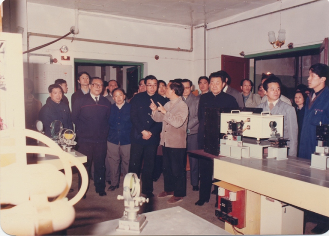 八十年代江泽民、胡启立、芮杏文视察激光同位素分离实验室(激光系统)（提供者：梁培辉）