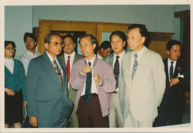 1993年4月菲律宾总统拉莫斯参观铜蒸汽系统实验室（提供者：梁培辉）