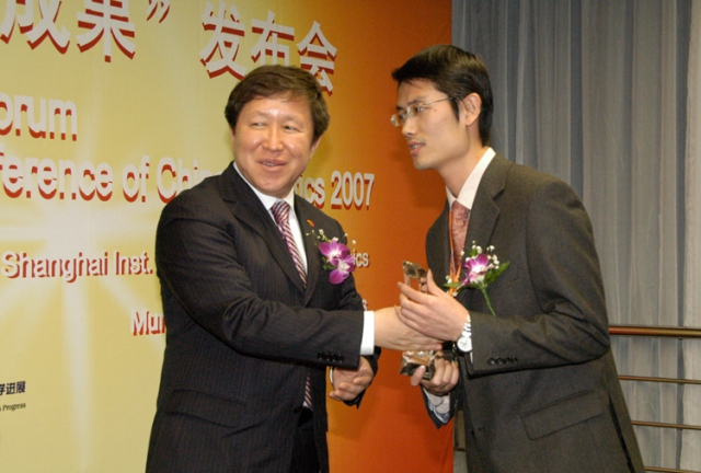 科技部副部长曹健林研究员为获奖代表颁发奖杯（提供者：段家喜）
