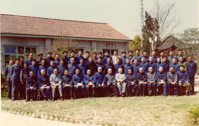 1982年中科院上海光機所發展方向評審會合影（提供者：干福熹）